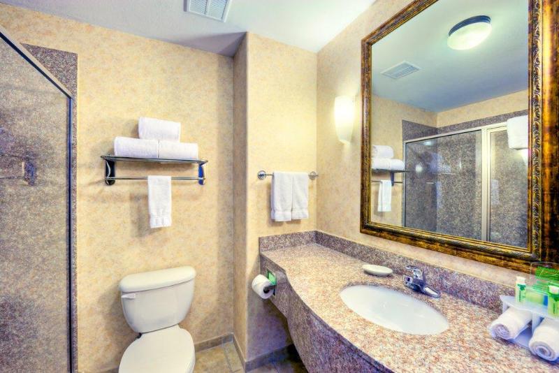 מיטת קינג בסוויטה, Holiday Inn Express And Suites Granbury, An Ihg