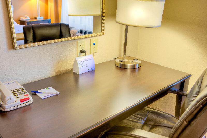 חדר סטנדרט עם מיטת קינג, Holiday Inn Express And Suites Granbury, An Ihg