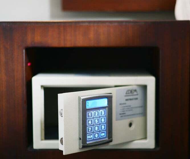 Номер Стандарт Трехместный, Tune Hotel   Waterfront Kuching
