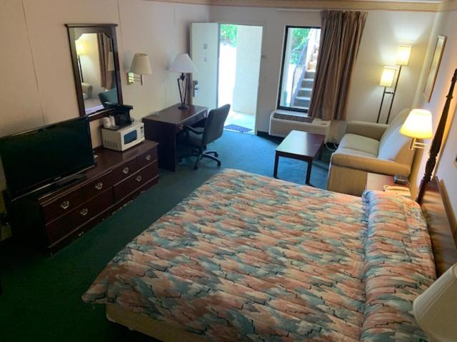 キングサイズベッドのデラックスルーム, Executive Inn Yanceyville