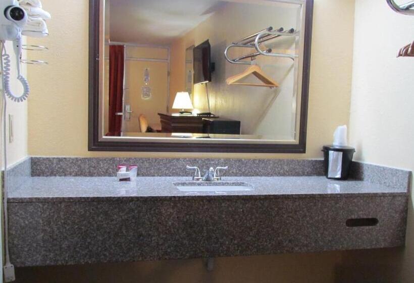 带2个双人床的标准工作室, Red Carpet Inn   Augusta