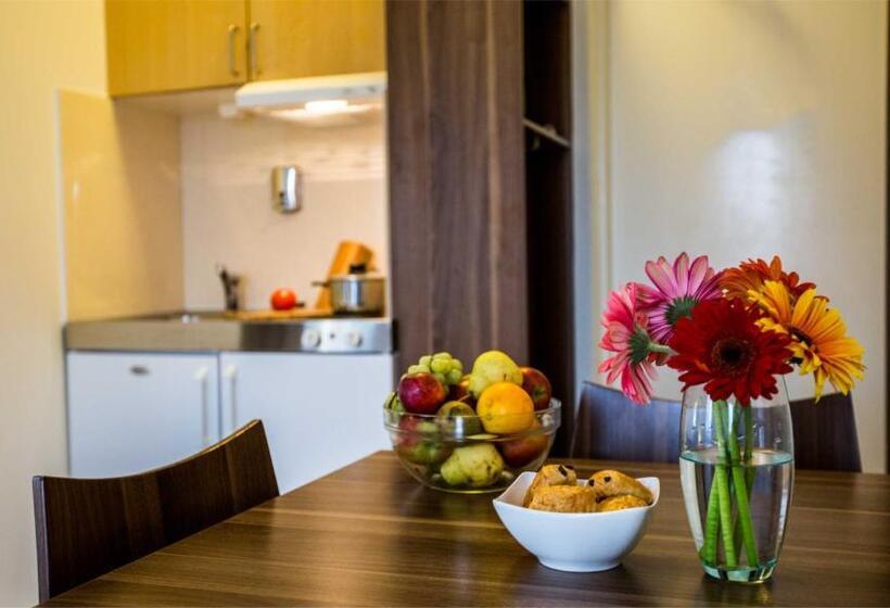 اتاق استاندارد سه نفره, Central City Apartments