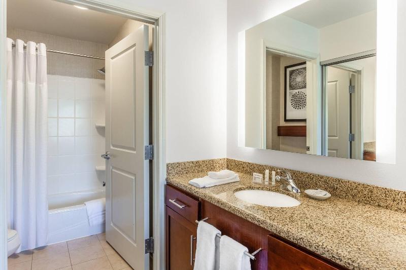 带大床的标准工作室, Residence Inn Duluth