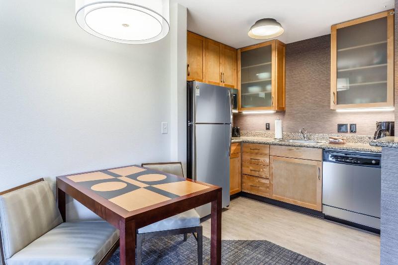 带大床的标准工作室, Residence Inn Duluth