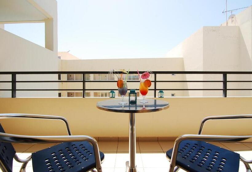 استودیو استاندارد با چشم‌انداز استخر, Medusa Apartments