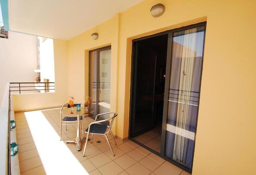 استودیو استاندارد با چشم‌انداز استخر, Medusa Apartments