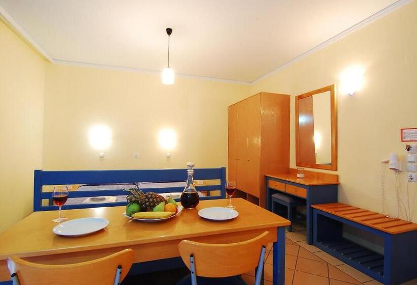 استودیو استاندارد با چشم‌انداز استخر, Medusa Apartments