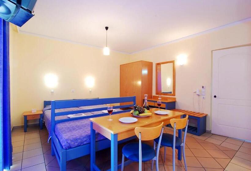 استودیو استاندارد با چشم‌انداز استخر, Medusa Apartments