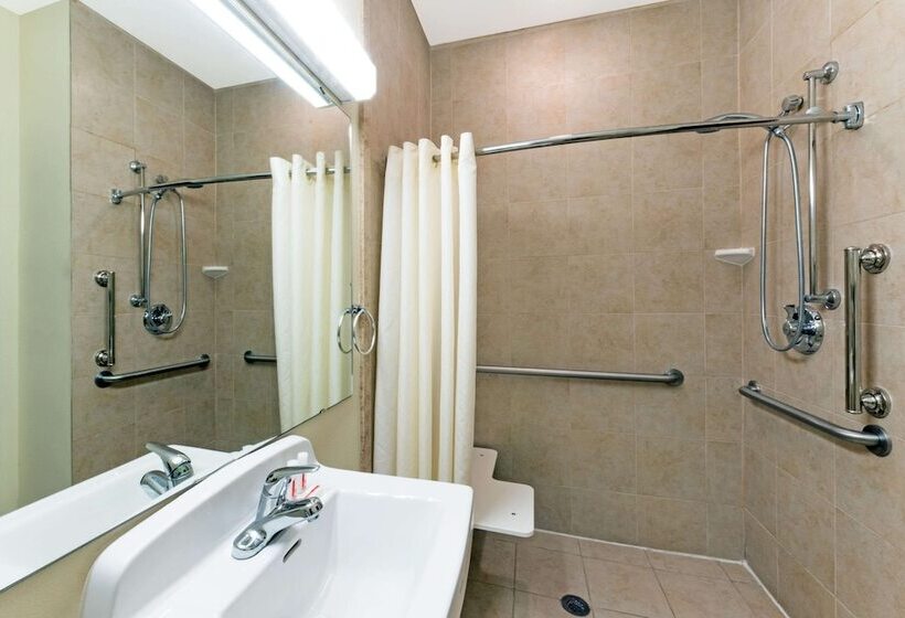 Люкс Адаптированный для Инвалидов, Microtel Inn And Suites Eagle Pass