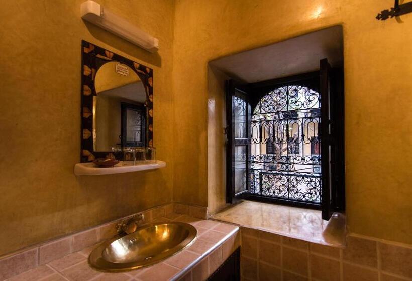 Standard Triple Room, Riad Omar