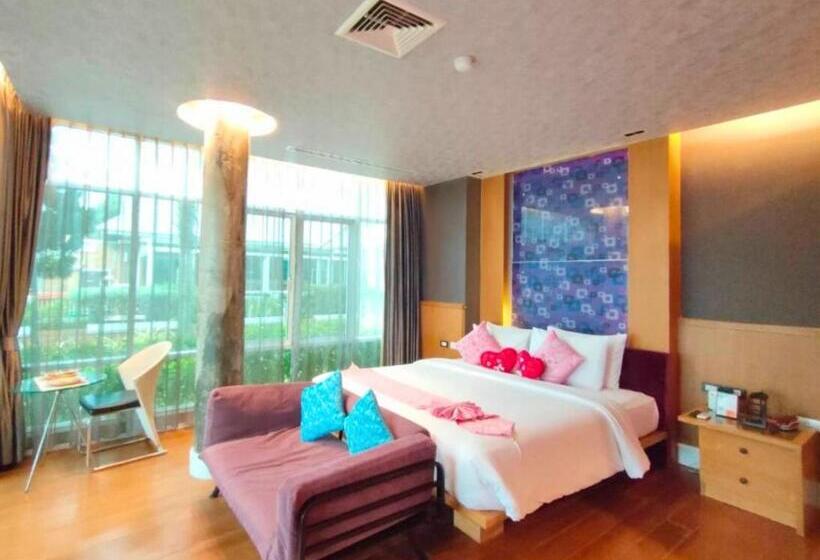سوییت جونیور با چشم‌انداز دریا, Vartika Resovilla Kuiburi Beach Resort And Villas