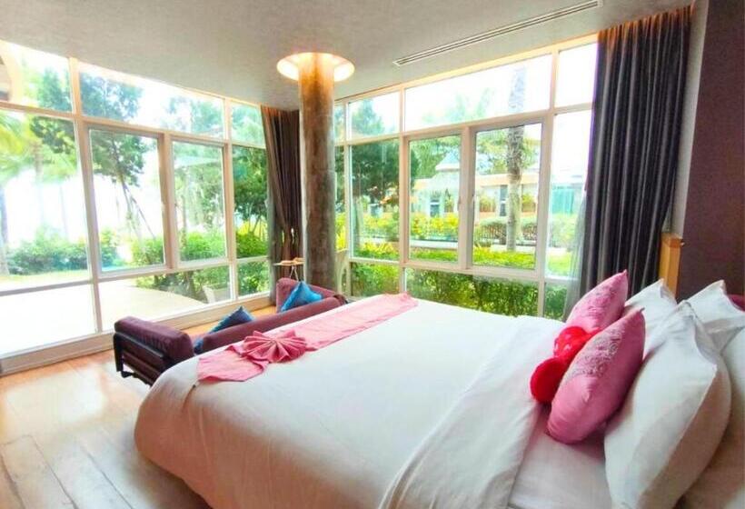 سوییت جونیور با چشم‌انداز دریا, Vartika Resovilla Kuiburi Beach Resort And Villas