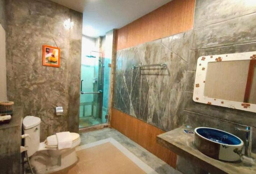 اتاق لوکس با چشم‌انداز باغ, Vartika Resovilla Kuiburi Beach Resort And Villas