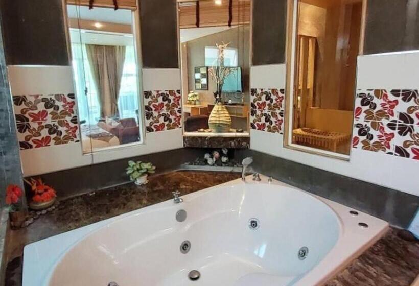 سوییت اجرایی, Vartika Resovilla Kuiburi Beach Resort And Villas