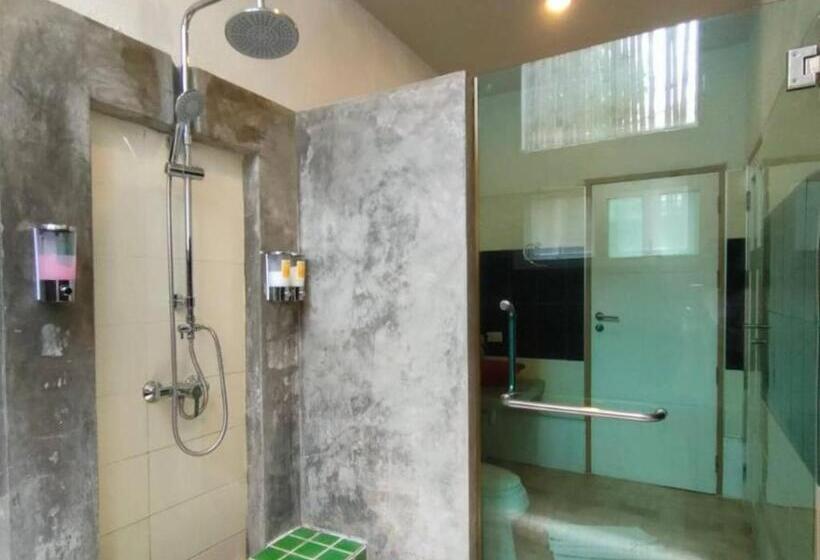 سوییت خانوادگی, Vartika Resovilla Kuiburi Beach Resort And Villas
