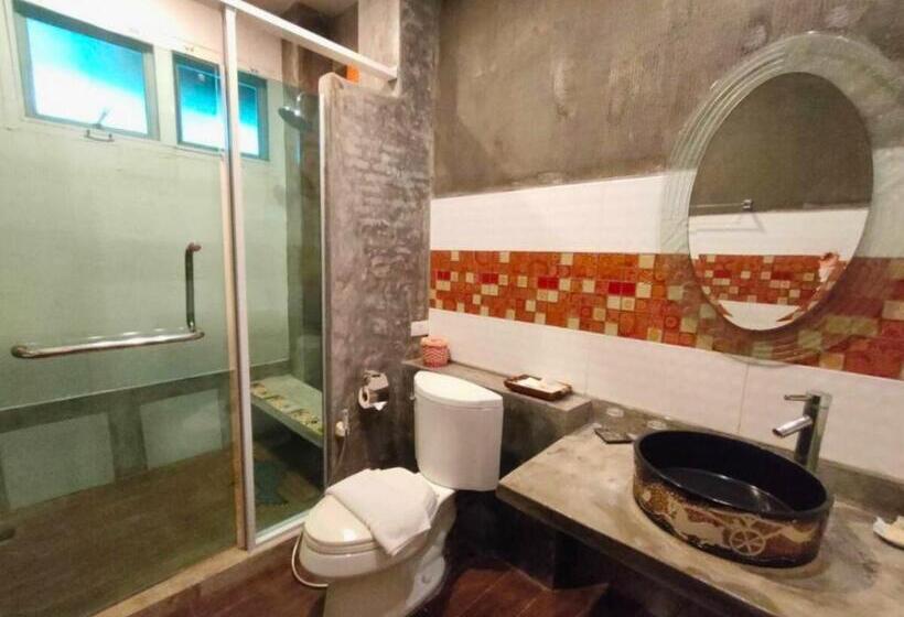 اتاق لوکس با چشم‌انداز باغ, Vartika Resovilla Kuiburi Beach Resort And Villas