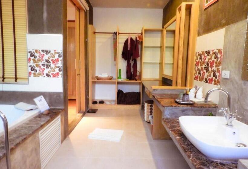 سوییت اجرایی, Vartika Resovilla Kuiburi Beach Resort And Villas