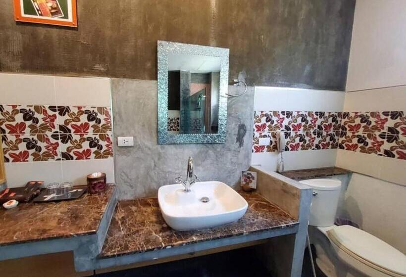 سوییت اجرایی, Vartika Resovilla Kuiburi Beach Resort And Villas