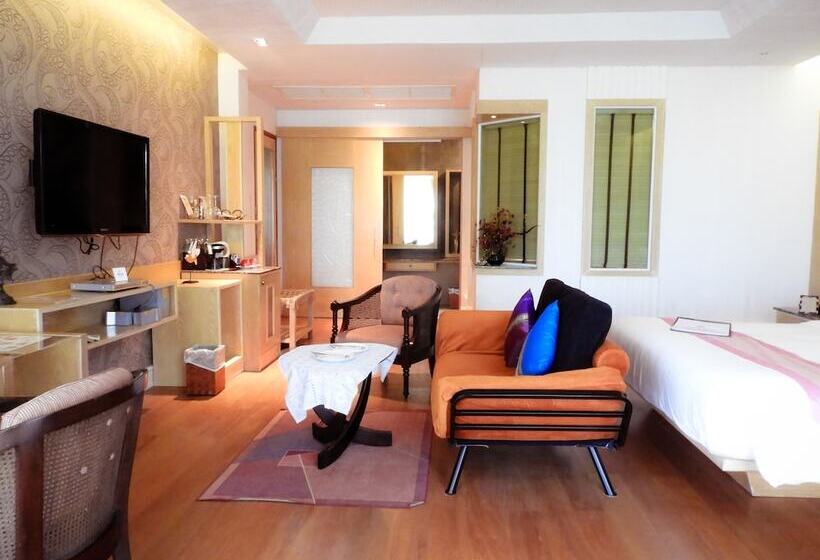 سوییت اجرایی, Vartika Resovilla Kuiburi Beach Resort And Villas
