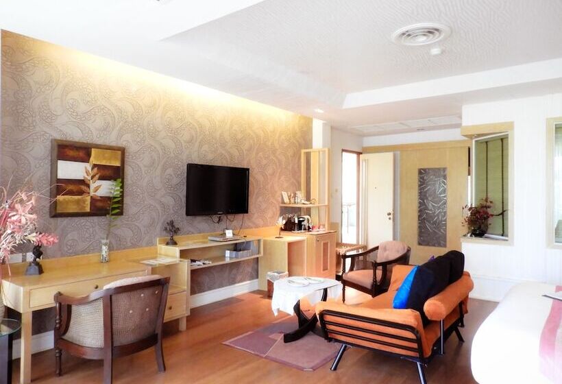 سوییت اجرایی, Vartika Resovilla Kuiburi Beach Resort And Villas