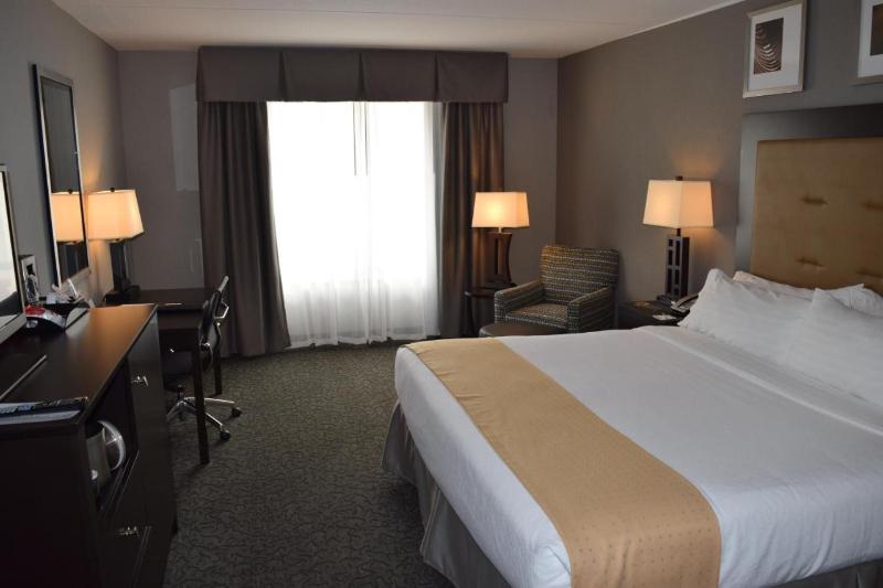 身障者適用キングサイズベッドルーム, Holiday Inn And Suites East Peoria, An Ihg