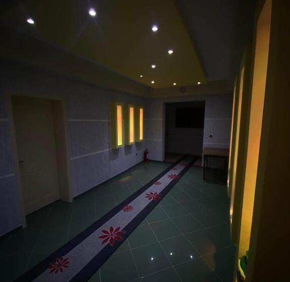 اتاق لوکس, Ago