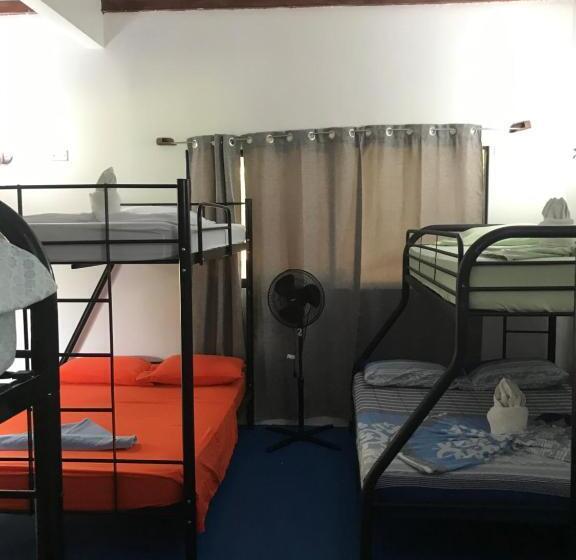 تختخواب در اتاق مشترک, Luminosa Uvita Hostel