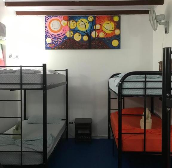تختخواب در اتاق مشترک, Luminosa Uvita Hostel