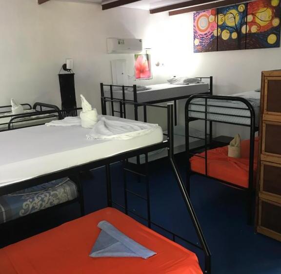 تختخواب در اتاق مشترک, Luminosa Uvita Hostel