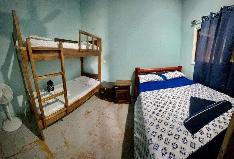 اتاق استاندارد سه تخته با سرویس بهداشتی مشترک, Luminosa Uvita Hostel