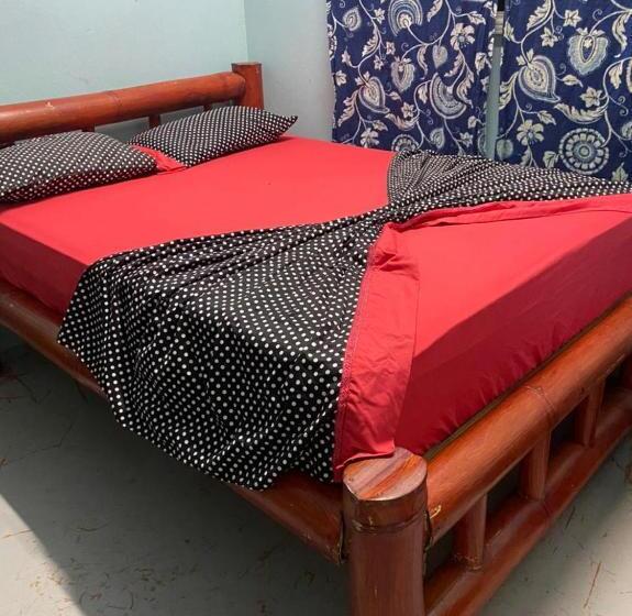 اتاق استاندارد سه تخته با سرویس بهداشتی مشترک, Luminosa Uvita Hostel