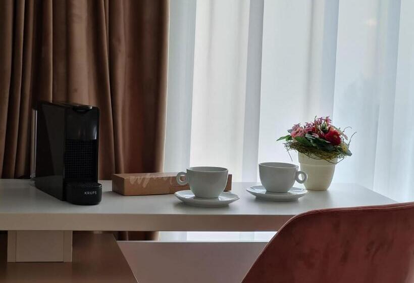 اتاق لوکس با بالکن, Vila Mrv