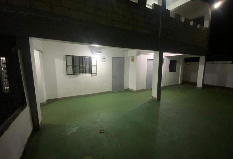 استودیوی استاندارد, Chillax Inn