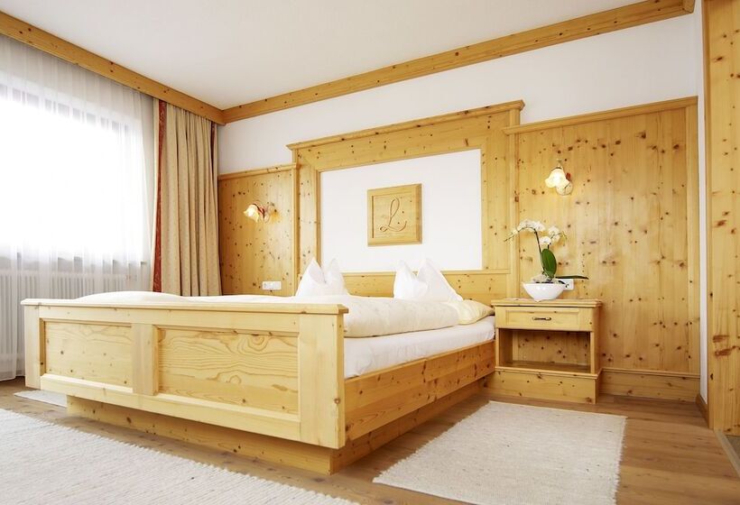 اتاق سوپریور با چشم‌انداز کوهستان, Alpenhotel Laurin