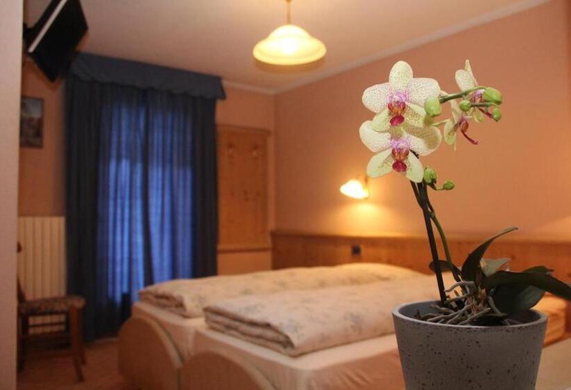 اتاق استاندارد سه نفره, Albergo Caravasc
