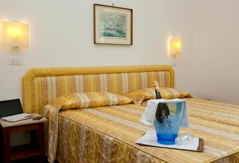 Quarto Estandar, Royal Hills
