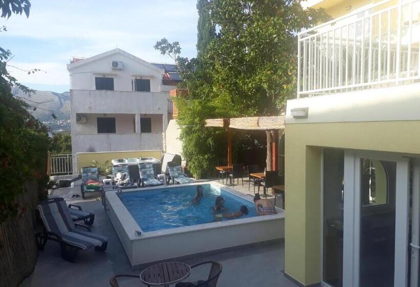 اتاق لوکس با چشم‌انداز دریا, Castelletto