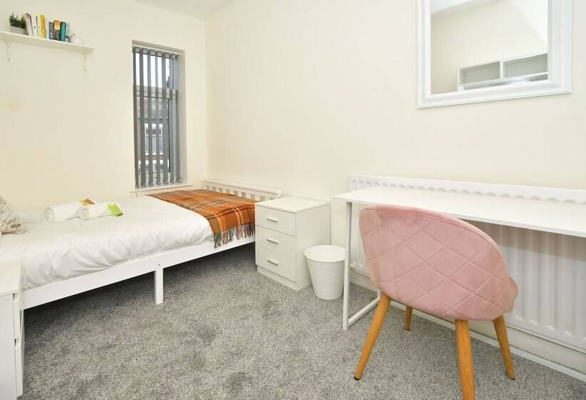 اتاق استاندارد با سرویس بهداشتی مشترک, Townhouse @ Hall O Shaw Street Crewe