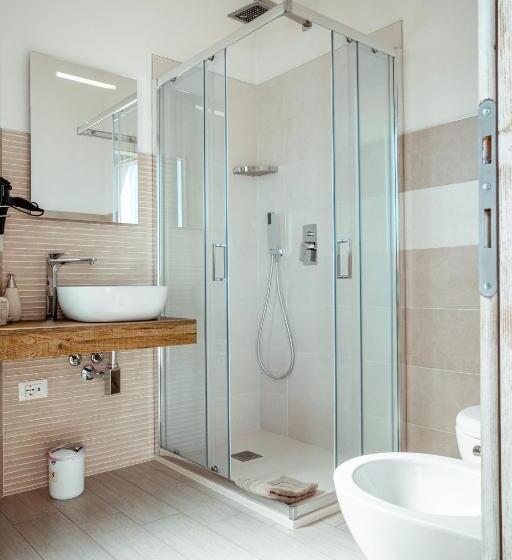 اتاق لوکس با چشم‌انداز, Seaside Home