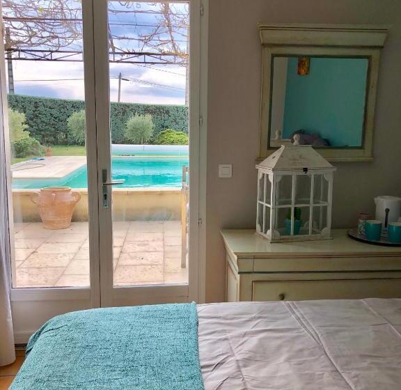 اتاق استاندارد با چشم‌انداز استخر, Le Clos Des Vergers