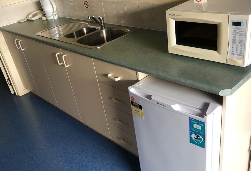 패밀리 룸, Sheffield Motor Inn