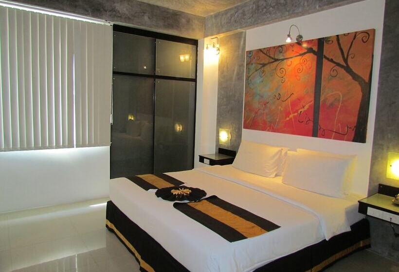 클럽 스튜디오, The Front Hotel And Apartments