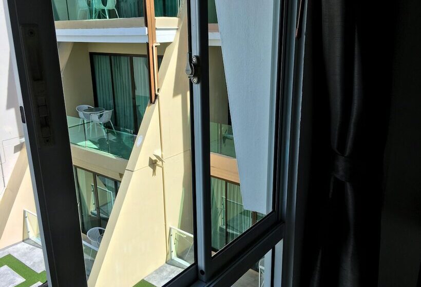 스탠다드 스튜디오 더블 침대, The Front Hotel And Apartments