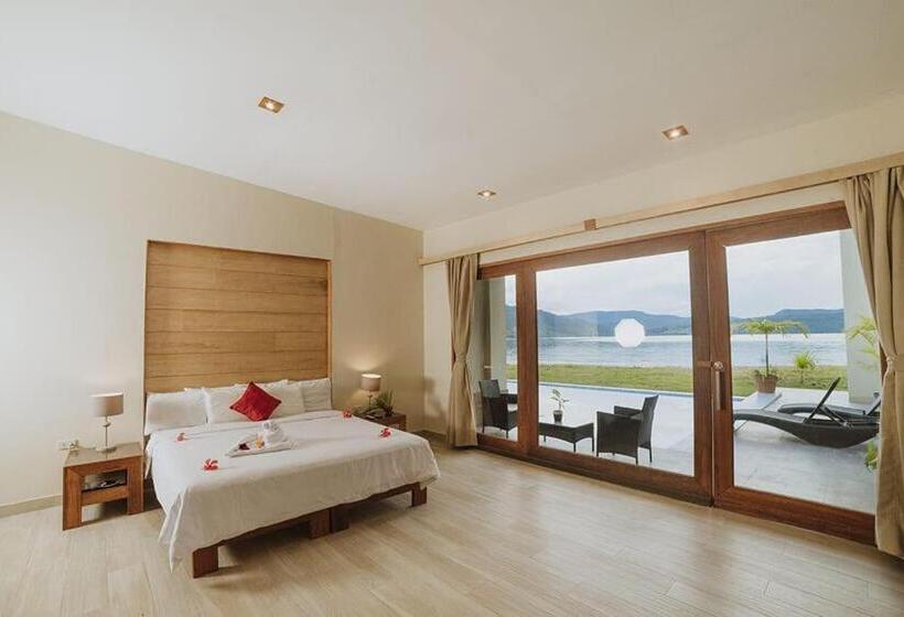 Suite with lake view, El Sauce Resort   Hotel Asociado Casa Andina
