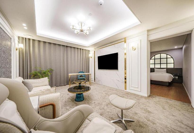 Family Suite, Act Tourist