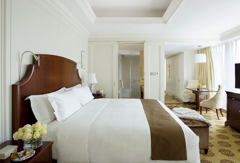Номер Deluxe, The Langham  Shenzhen