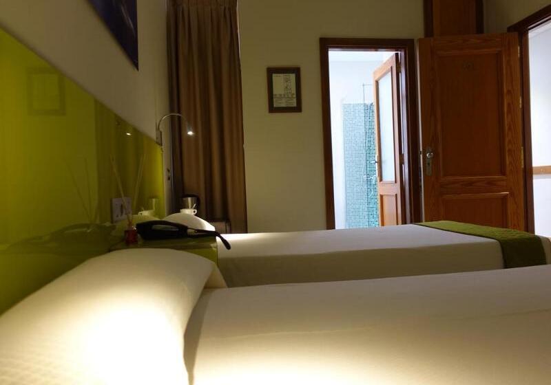 Номер Deluxe, The Langham  Shenzhen
