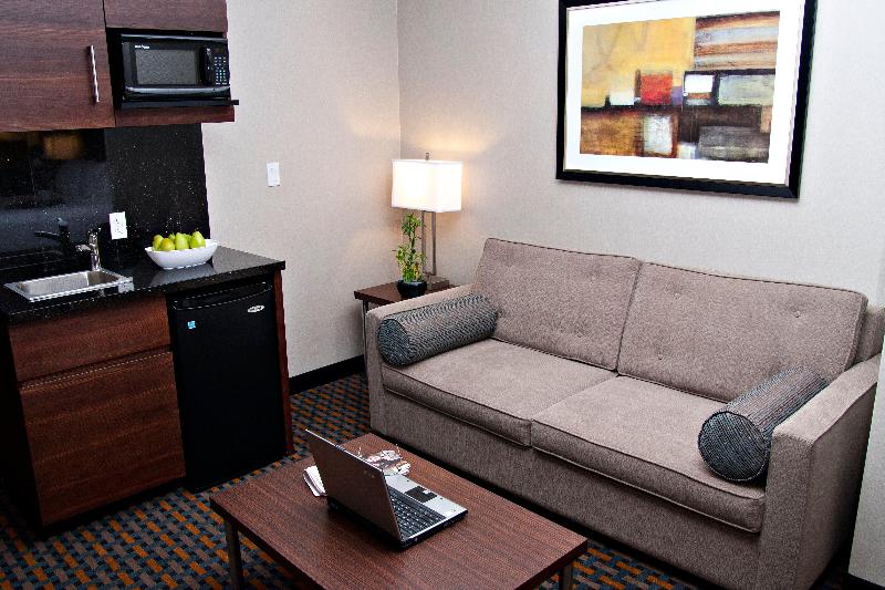 جناح, Holiday Inn Express Pembroke, An Ihg