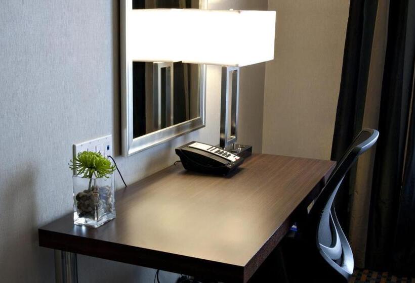 带大床的标准间, Holiday Inn Express Pembroke, An Ihg