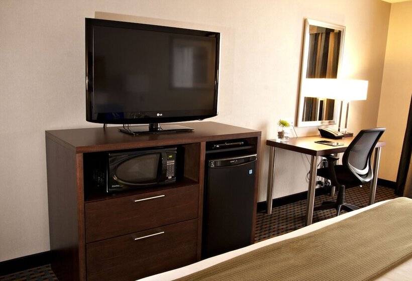 جناح, Holiday Inn Express Pembroke, An Ihg